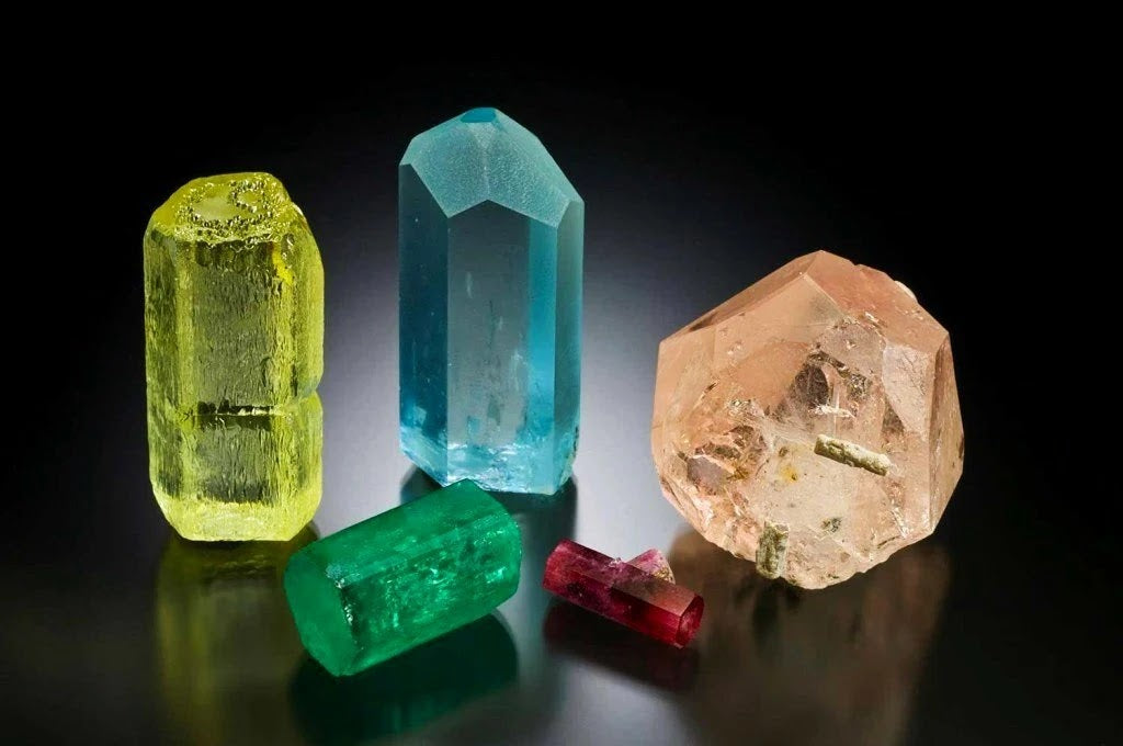 What gemstones belong to the Beryl Family?