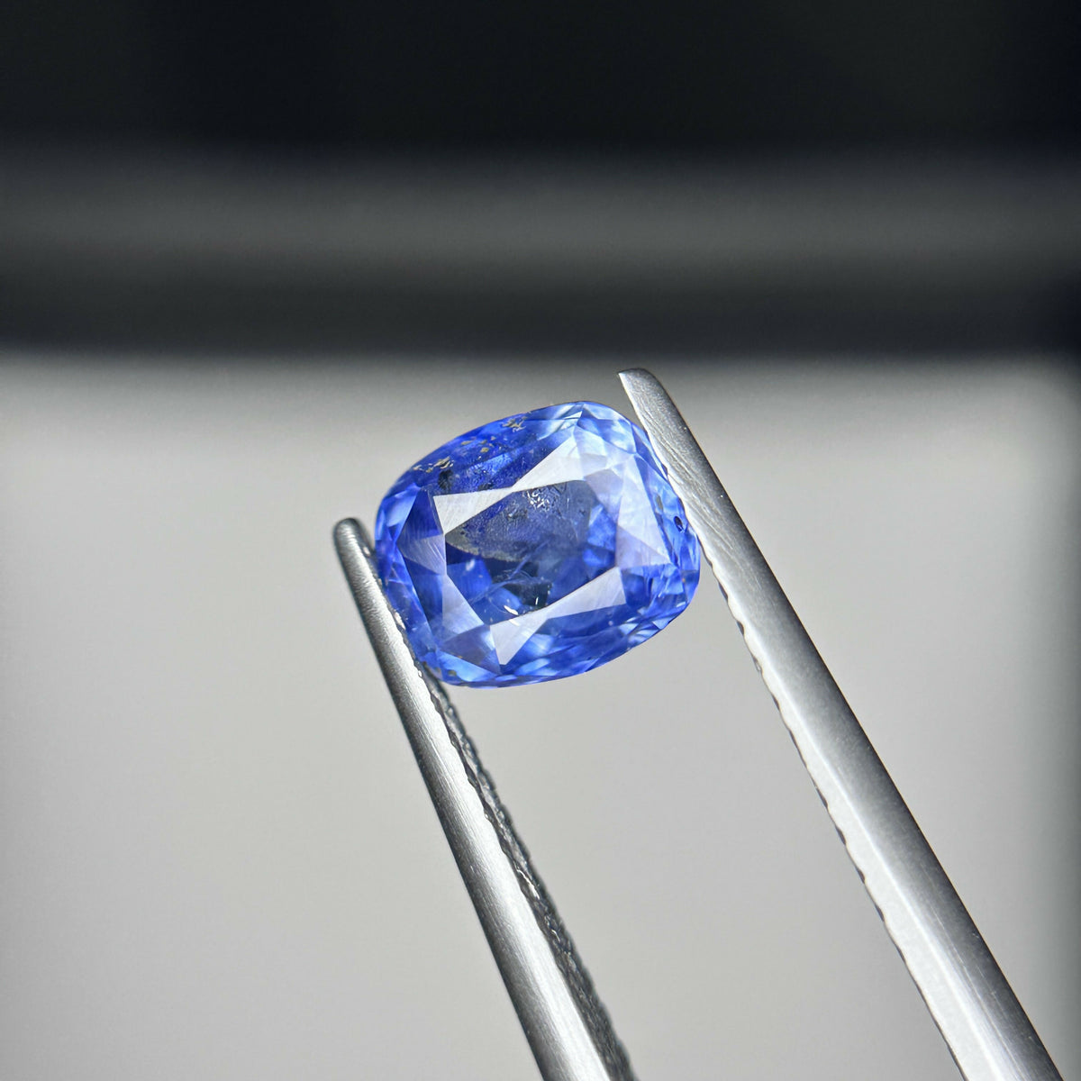 Natural Sapphire loose gemstone 1.77 carats GGI Certified