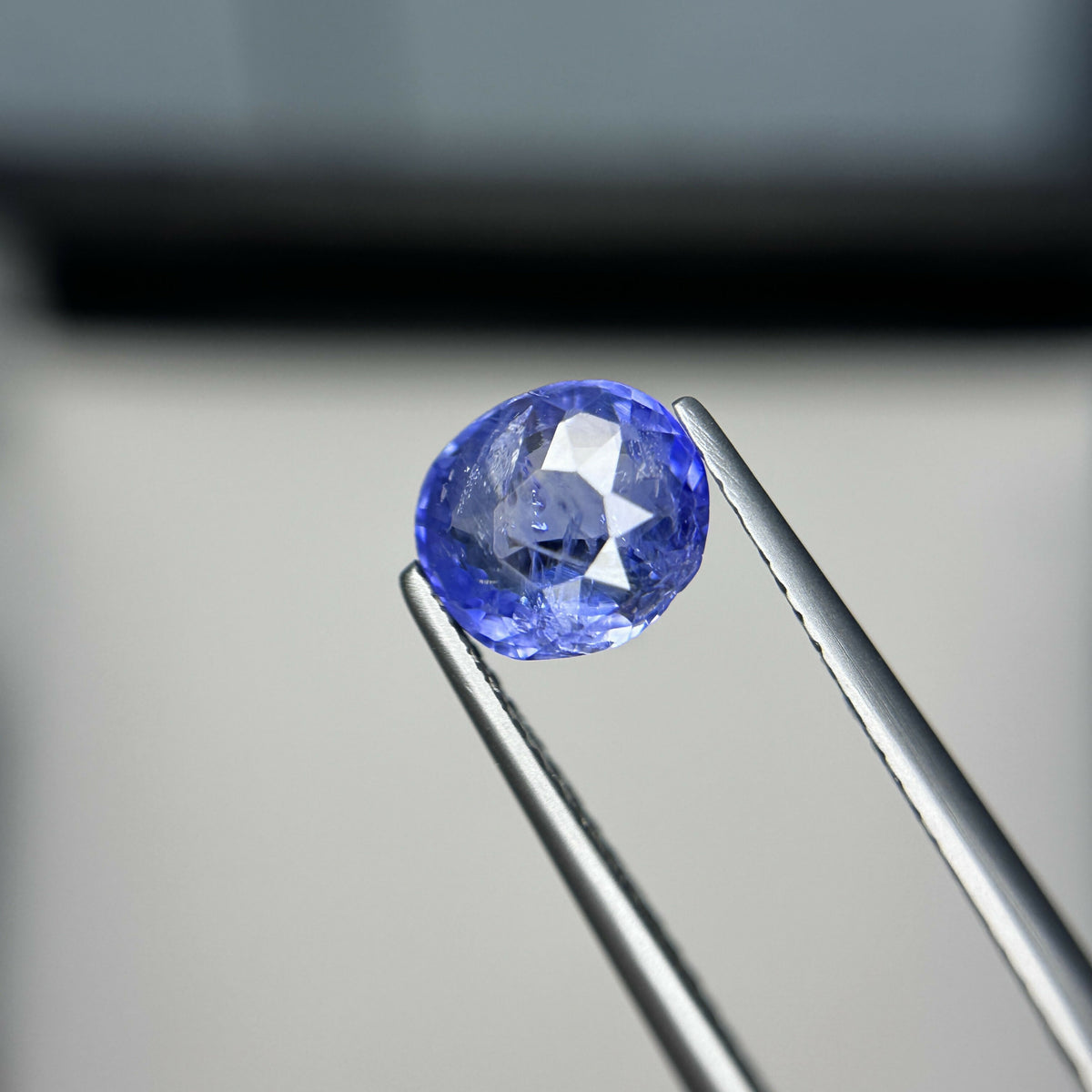 Natural Sapphire loose gemstone 1.72 carats GGI certified