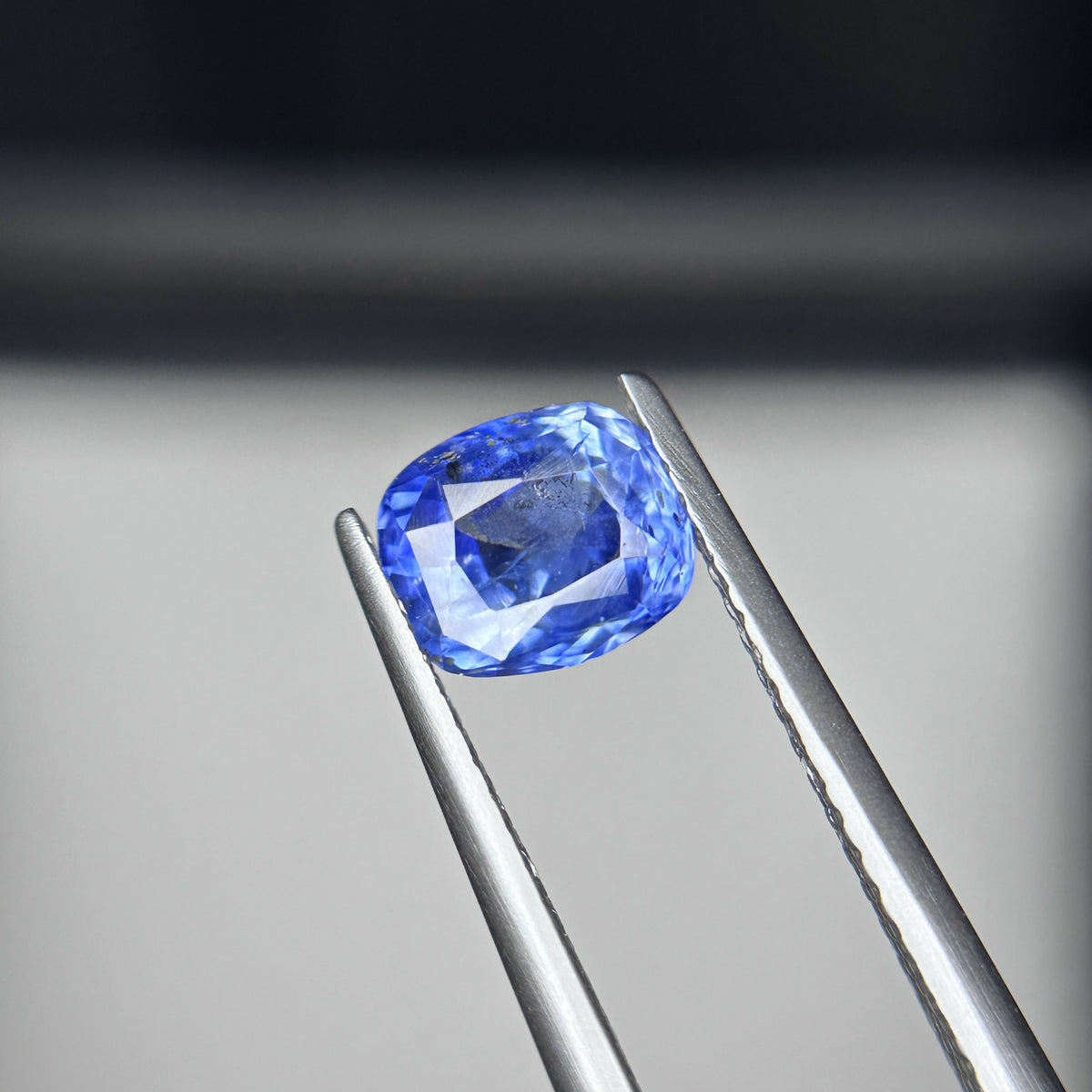Natural Sapphire loose gemstone 1.77 carats GGI Certified